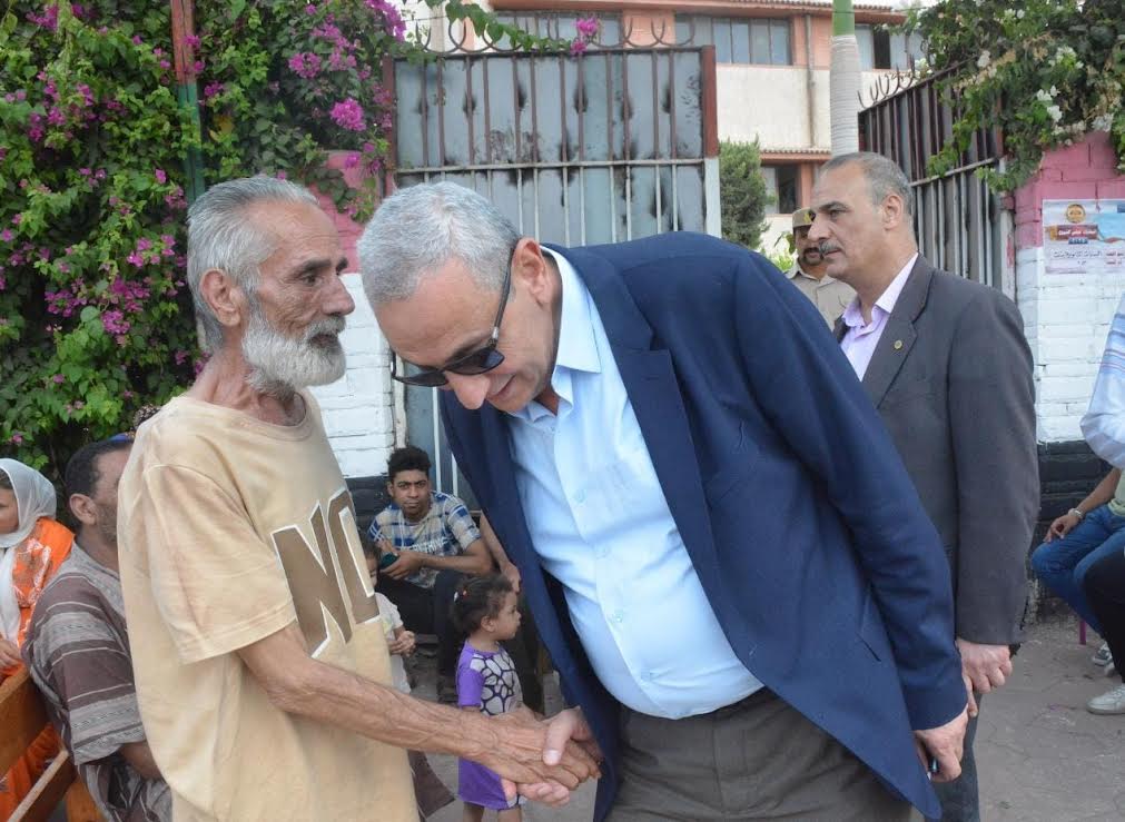 محافظ الغربية خلال جولته أمام اللجان