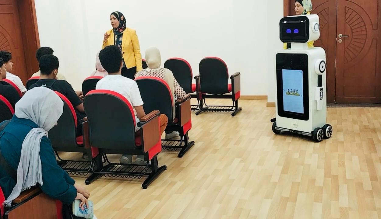 الصندوق استعان بالروبوتات لتوجيه وإرشاد الطلاب المتقدمين لاختبارات القبول بمعهد الكوزن الصندوق استعان بالروبوتات لتوجيه وإرشاد الطلاب المتقدمين لاختبارات القبول بمعهد الكوزن