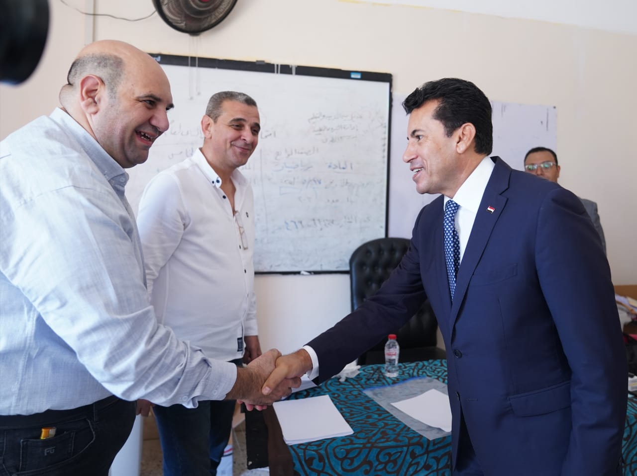 وزير الشباب والرياضة داخل اللجنة الانتخابية