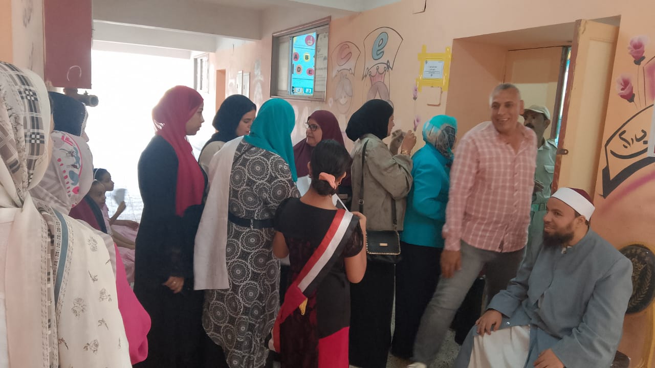 طوابير العاملين بالزراعة أمام اللجان