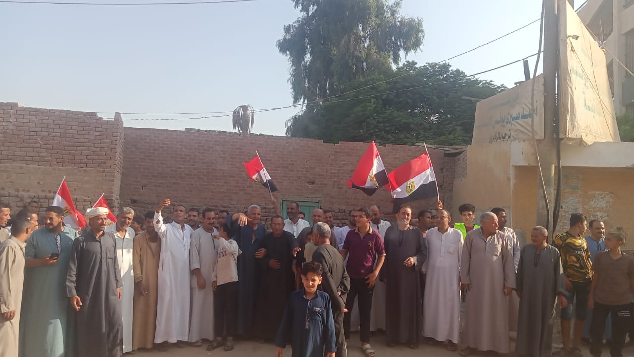 أهالى أطفيح يلتقطون صور تذكارية عقب مشاركتهم فى انتخابات مجلس الشيوخ أهالى أطفيح يلتقطون صور تذكارية عقب مشاركتهم فى انتخابات مجلس الشيوخ