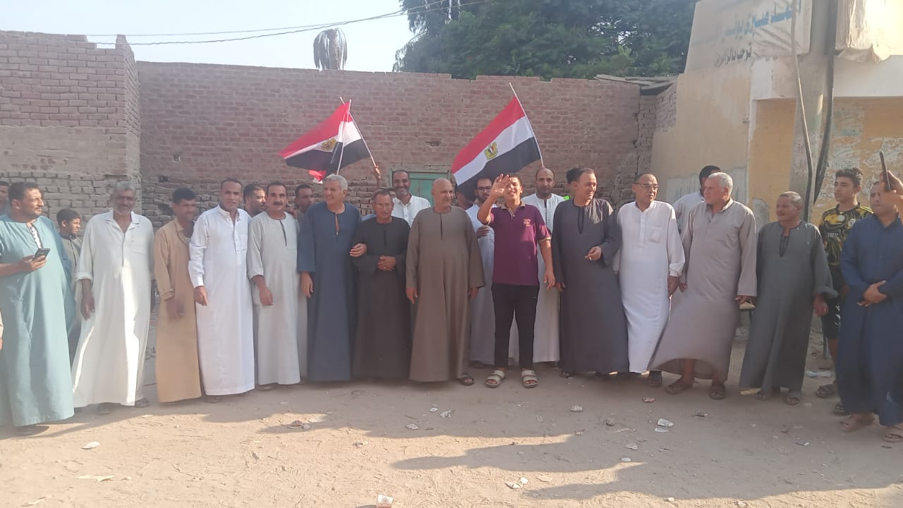 جانب من أهالى أطفيح وصور تذكارية عقب مشاركتهم فى انتخابات مجلس الشيوخ جانب من أهالى أطفيح وصور تذكارية عقب مشاركتهم فى انتخابات مجلس الشيوخ