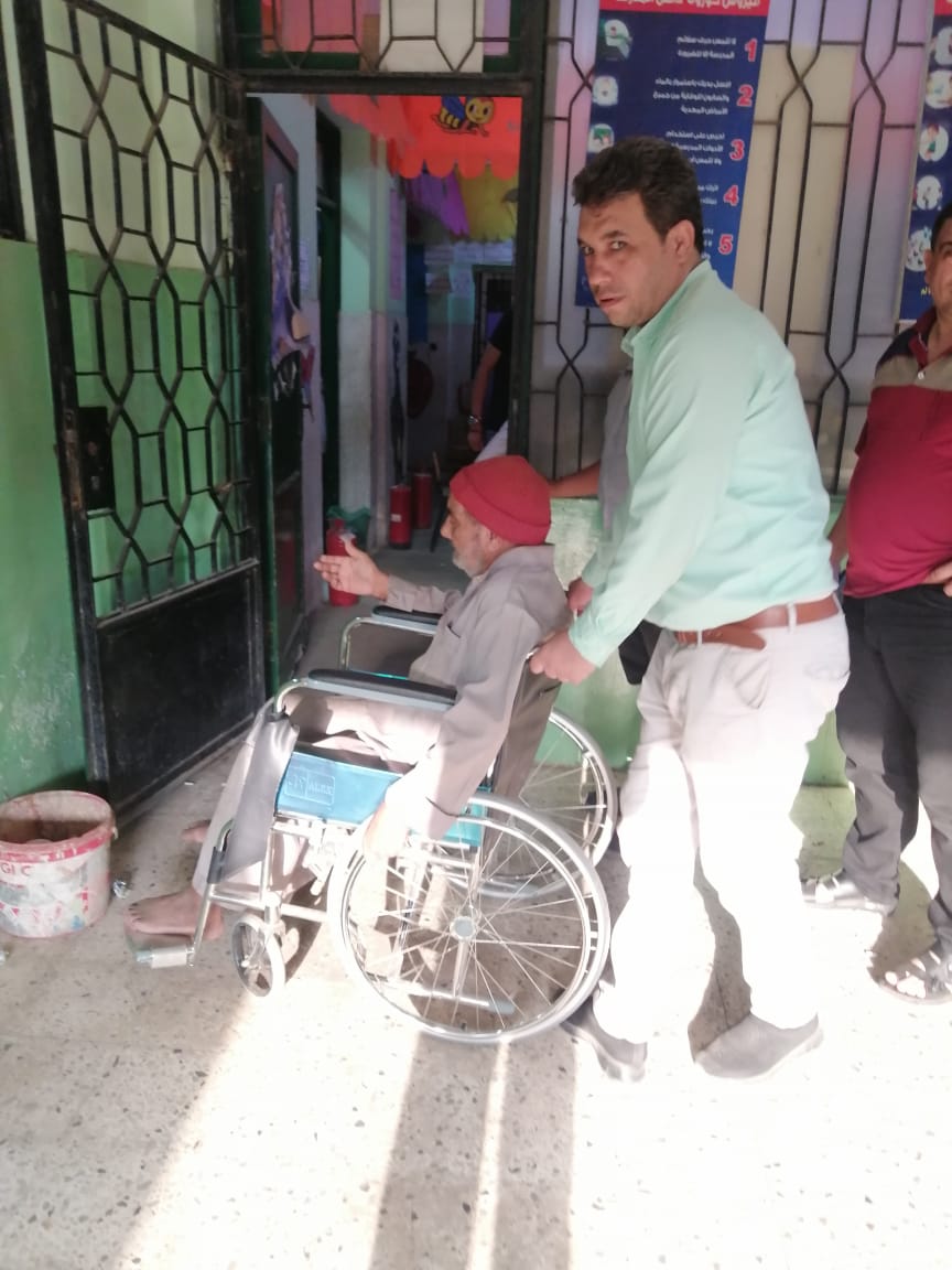 دخول المسن للجنة الانتخابية دخول المسن للجنة الانتخابية