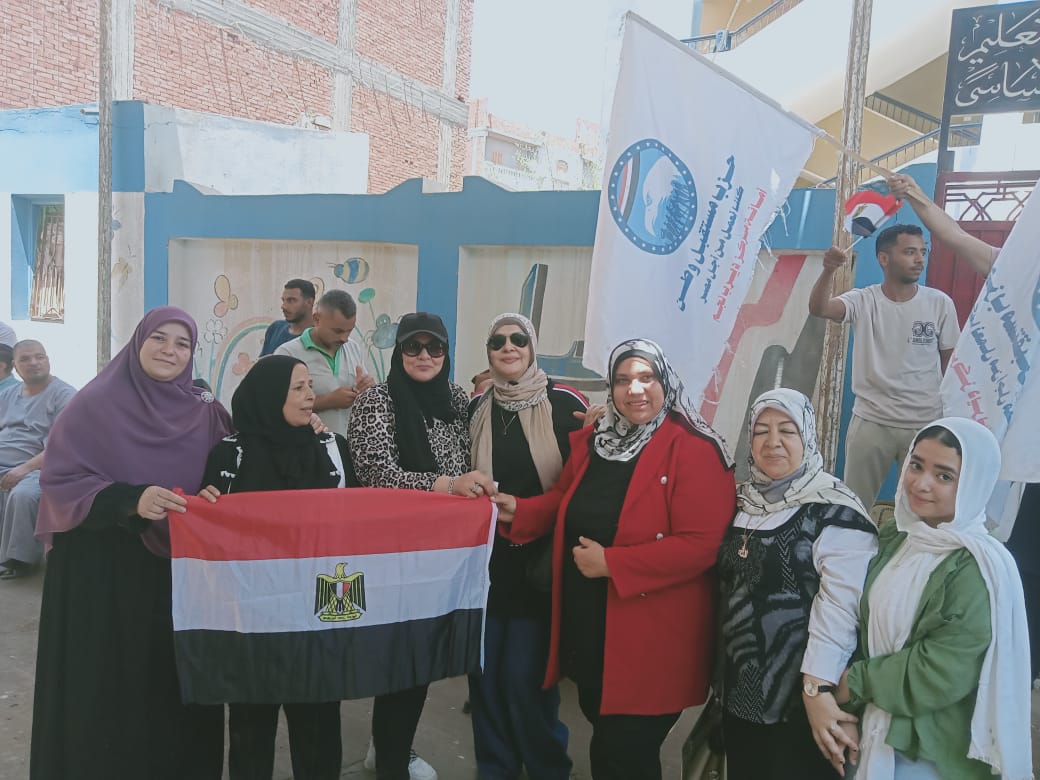السيدات يحملن علم مصر 