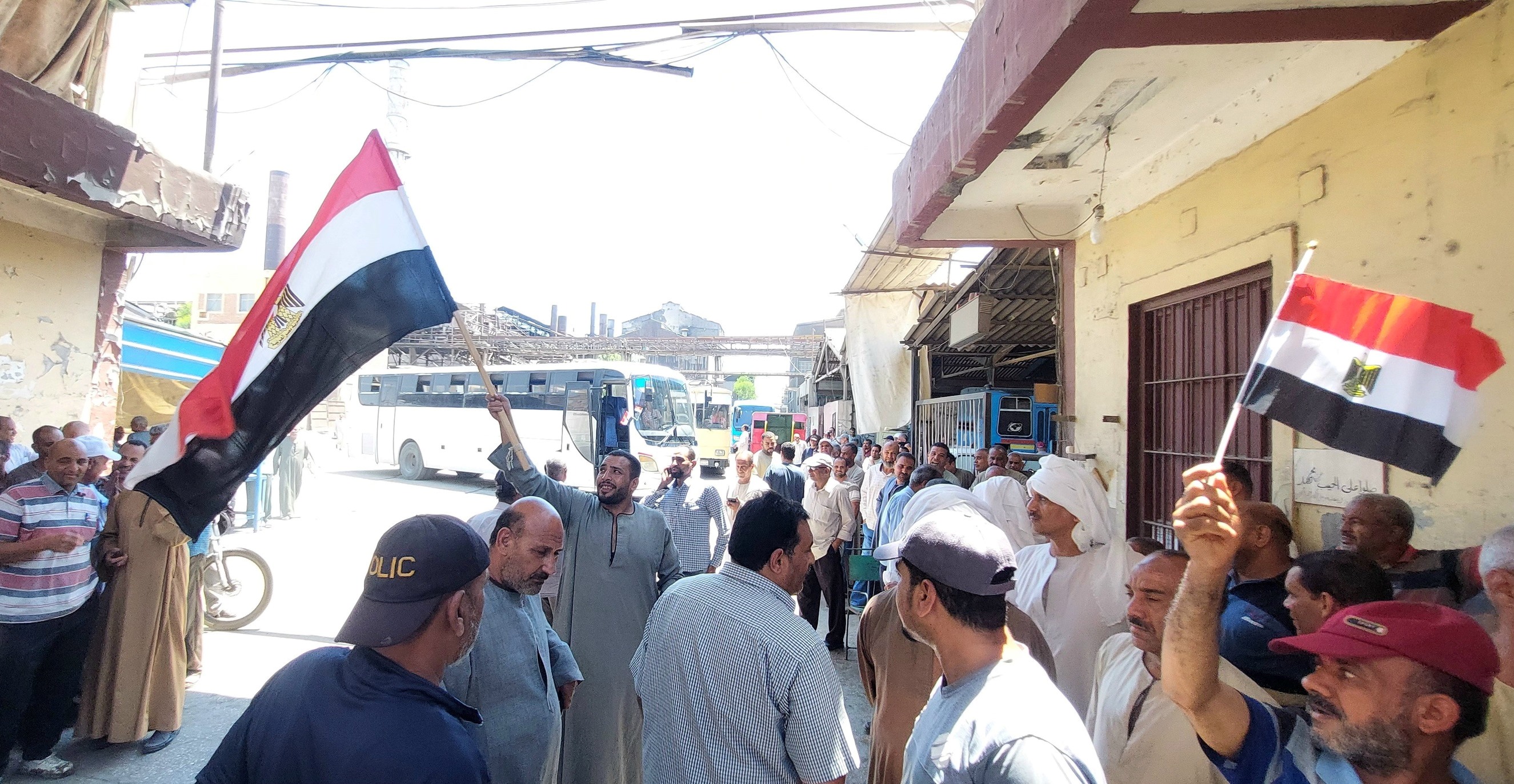 العاملين بمصانع سكر أرمنت خلال التجمع للتوجه للجان انتخابات الشيوخ العاملين بمصانع سكر أرمنت خلال التجمع للتوجه للجان انتخابات الشيوخ