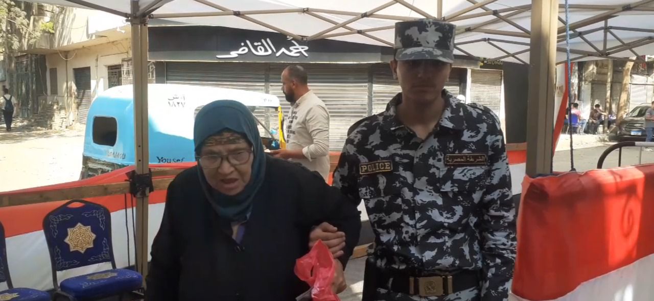 الشرطة تساعد الناخبين الشرطة تساعد الناخبين