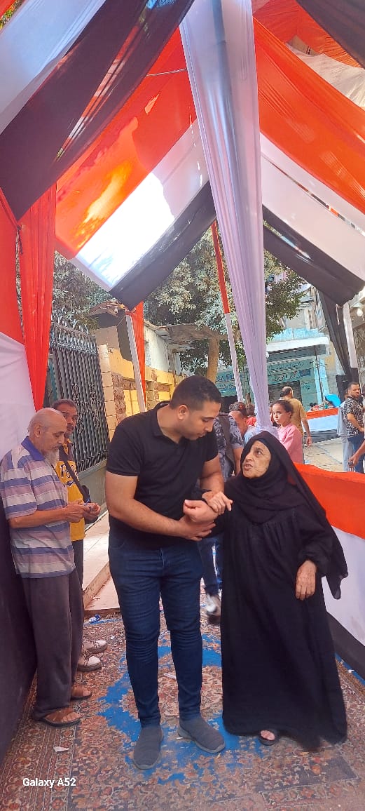 مسنات يحرصن على الحضور مسنات يحرصن على الحضور
