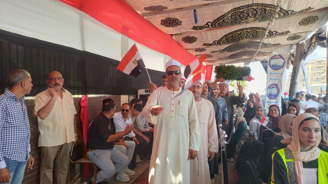 بالأعلام رجال الأوقاف بالشرقية يدلون بأصواتهم بالأعلام رجال الأوقاف بالشرقية يدلون بأصواتهم
