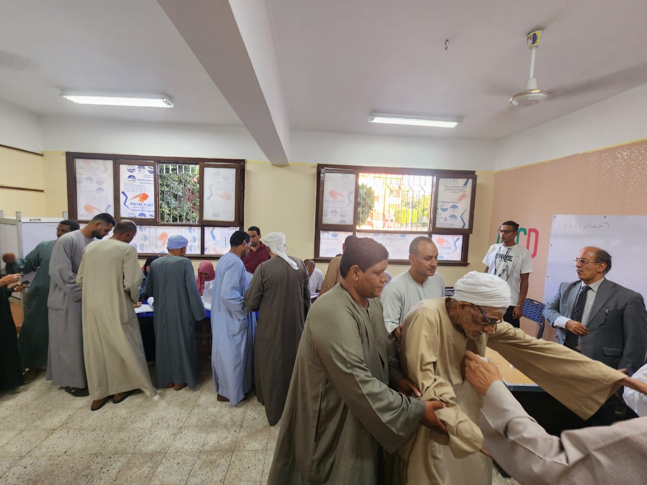 جانب من التصويت بكثافة فى لجان قرية البعيرات جانب من التصويت بكثافة فى لجان قرية البعيرات