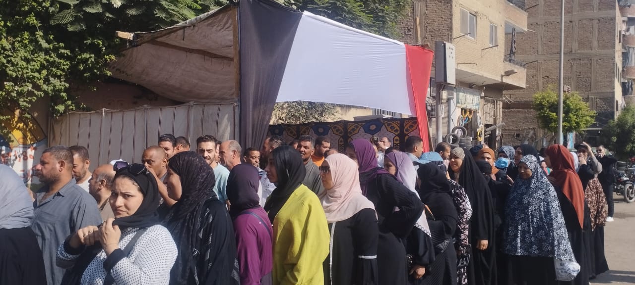 طوابير السيدات أمام اللجان الانتخابية بالخصوص