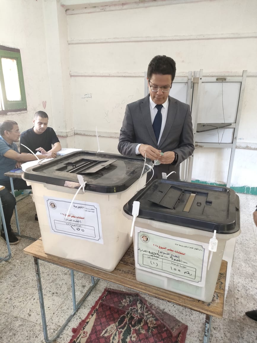 رئيس جامعة بنها يدلى بصوته