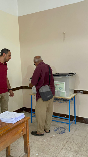 المسن يدلى بصوته المسن يدلى بصوته