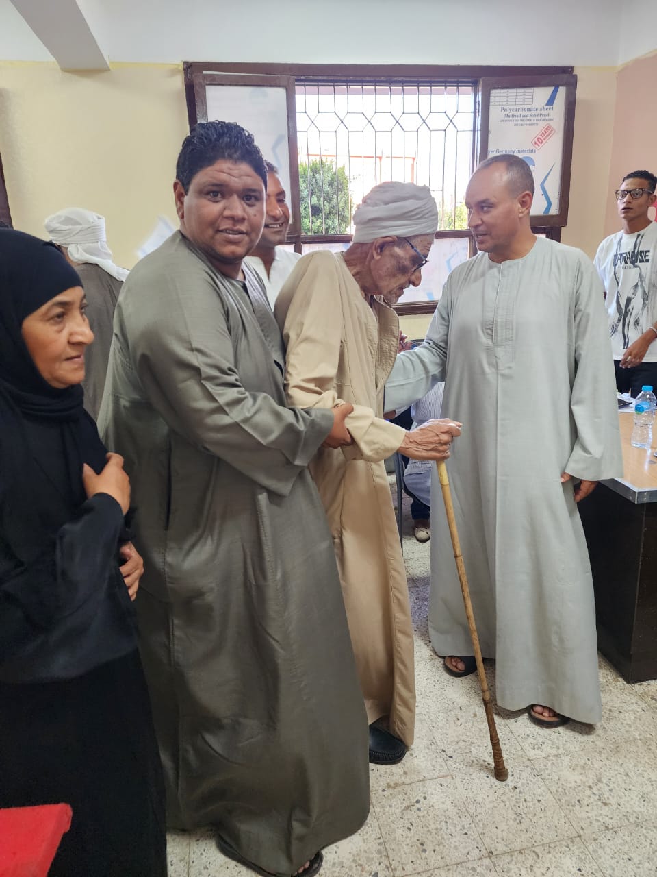 جانب من مساعدة كبار السن خلال التصويت بالانتخابات جانب من مساعدة كبار السن خلال التصويت بالانتخابات