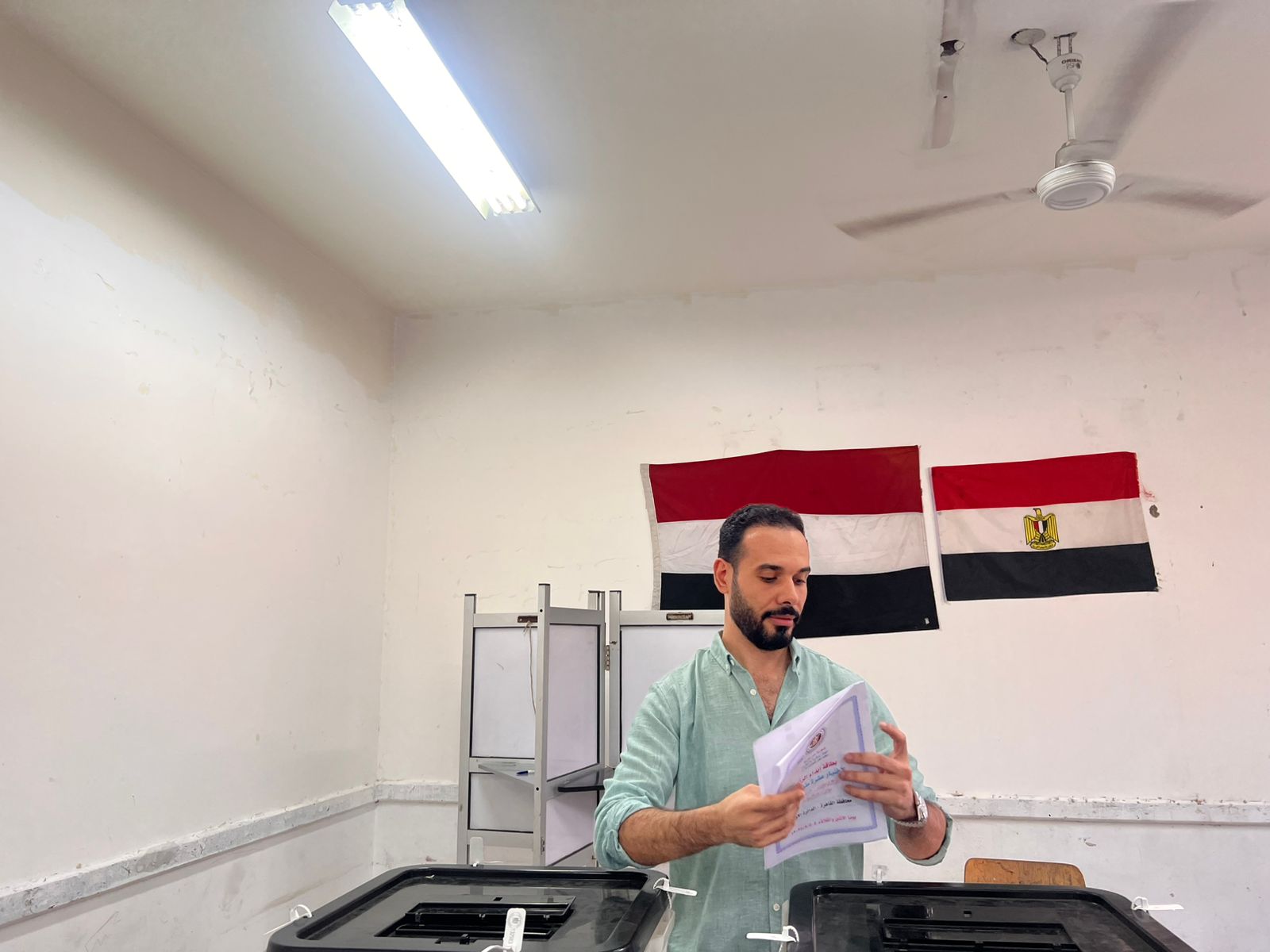  عزوز عادل يدلى بصوته فى انتخابات مجلس الشيوخ 2025