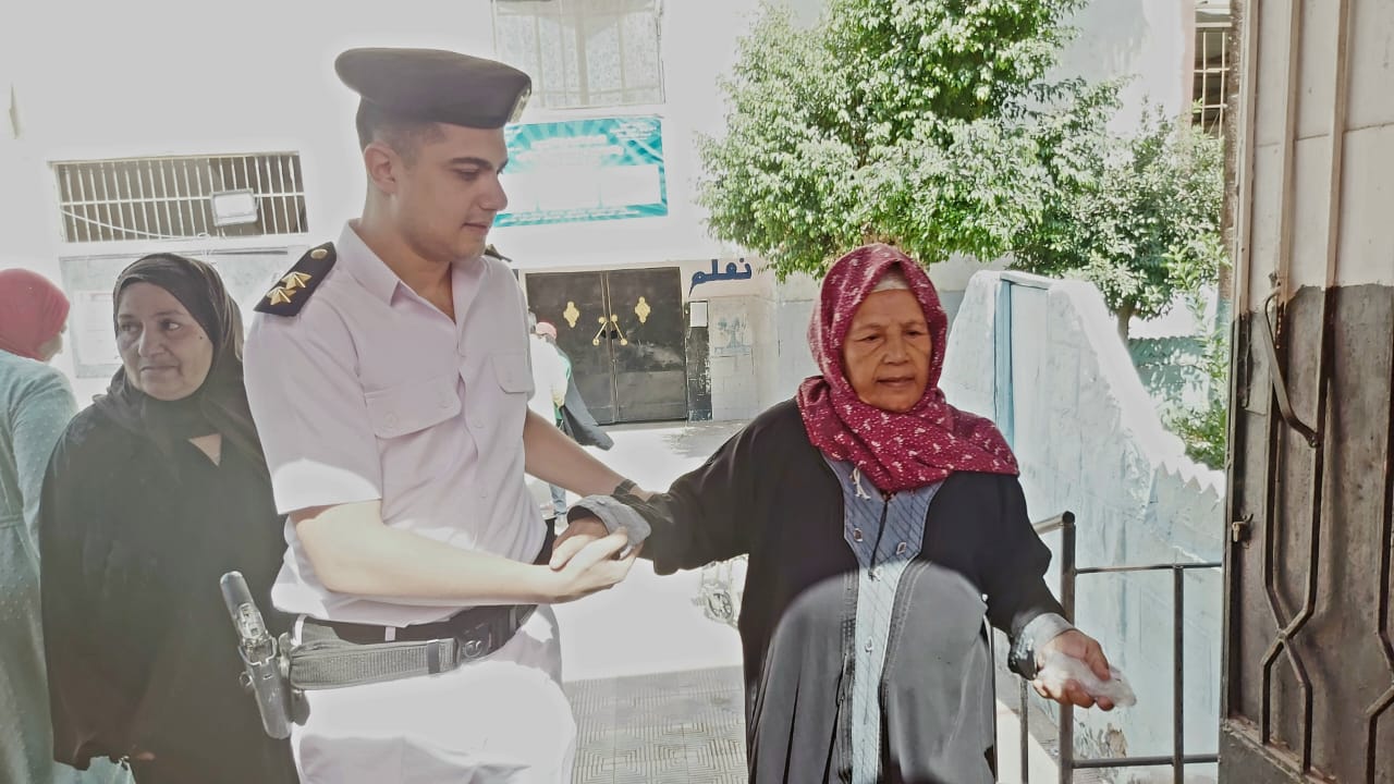 الشرطة تسهل مهمة كبار السن في انتخابات الشيوخ