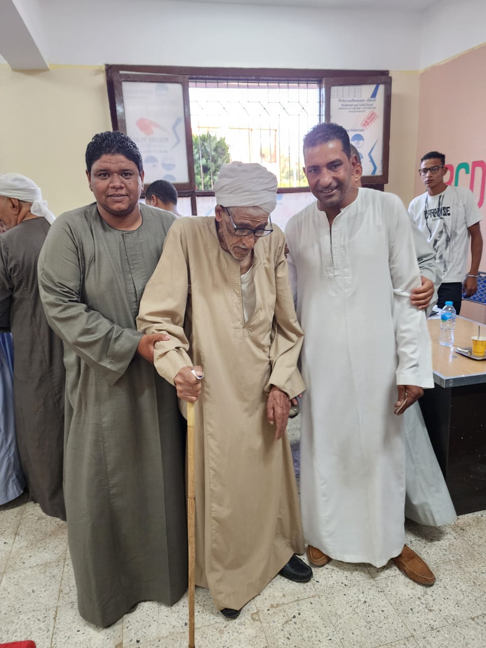 أهالى قرية البعيرات غرب الأقصر يساعدون كبار السن في التوجه للتصويت أهالى قرية البعيرات غرب الأقصر يساعدون كبار السن في التوجه للتصويت