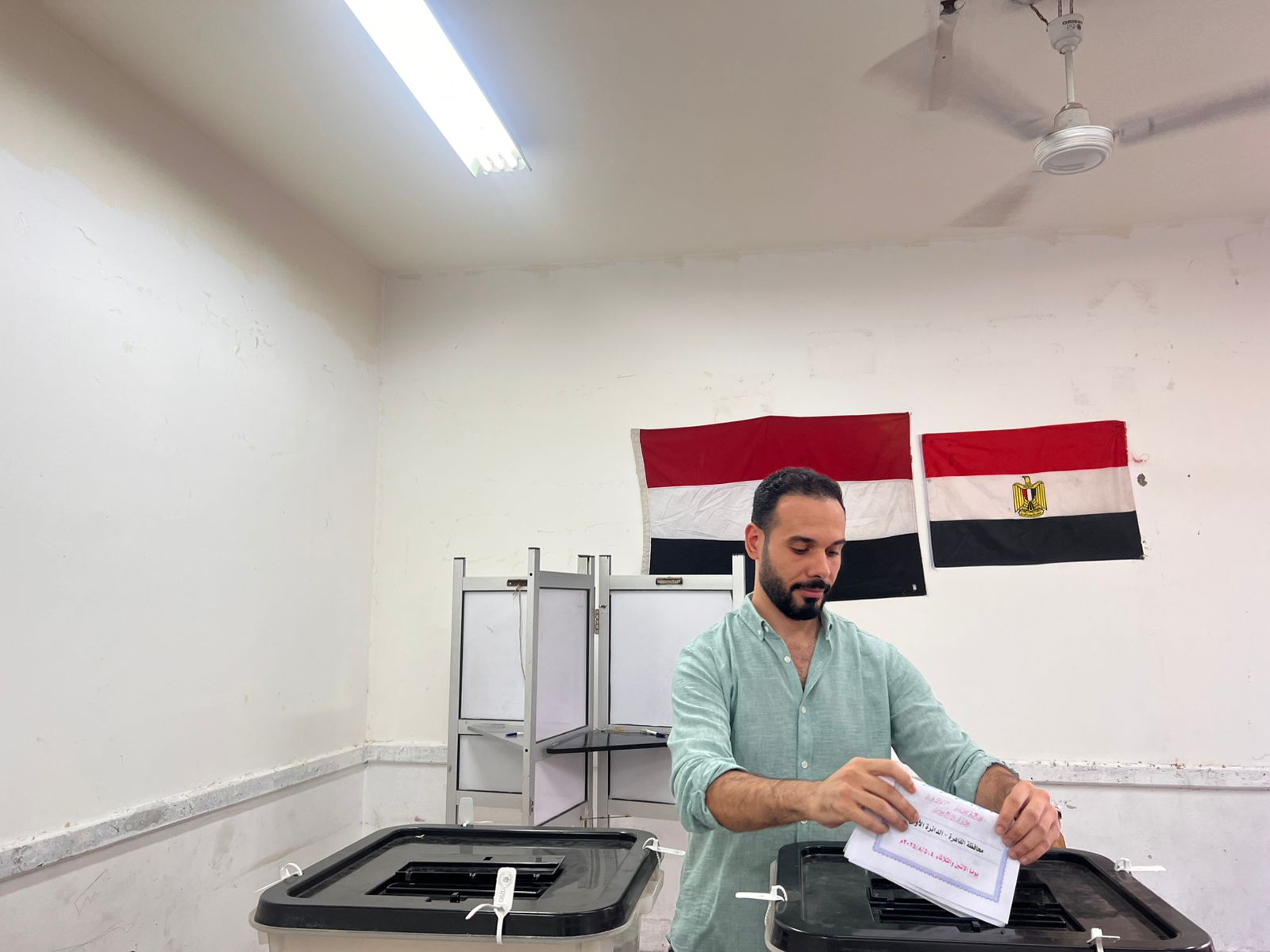 عزوز عادل يدلى بصوته فى انتخابات مجلس الشيوخ 2025 عزوز عادل يدلى بصوته فى انتخابات مجلس الشيوخ 2025