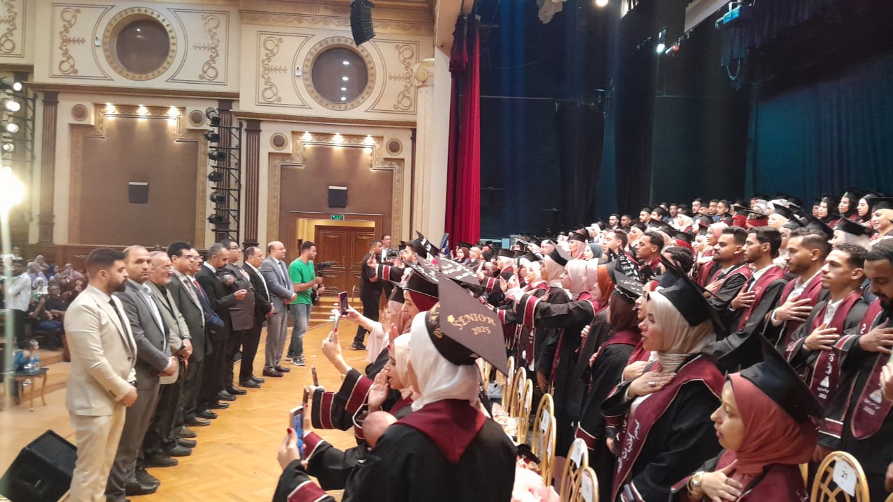 جانب من حفل تكريم الخريجيين