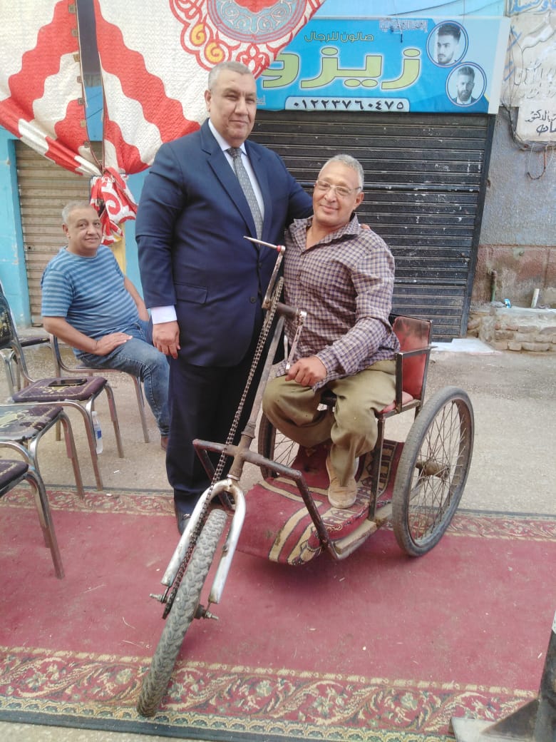 النائب مصطفى سالم يساعد احد ذوى الهمم