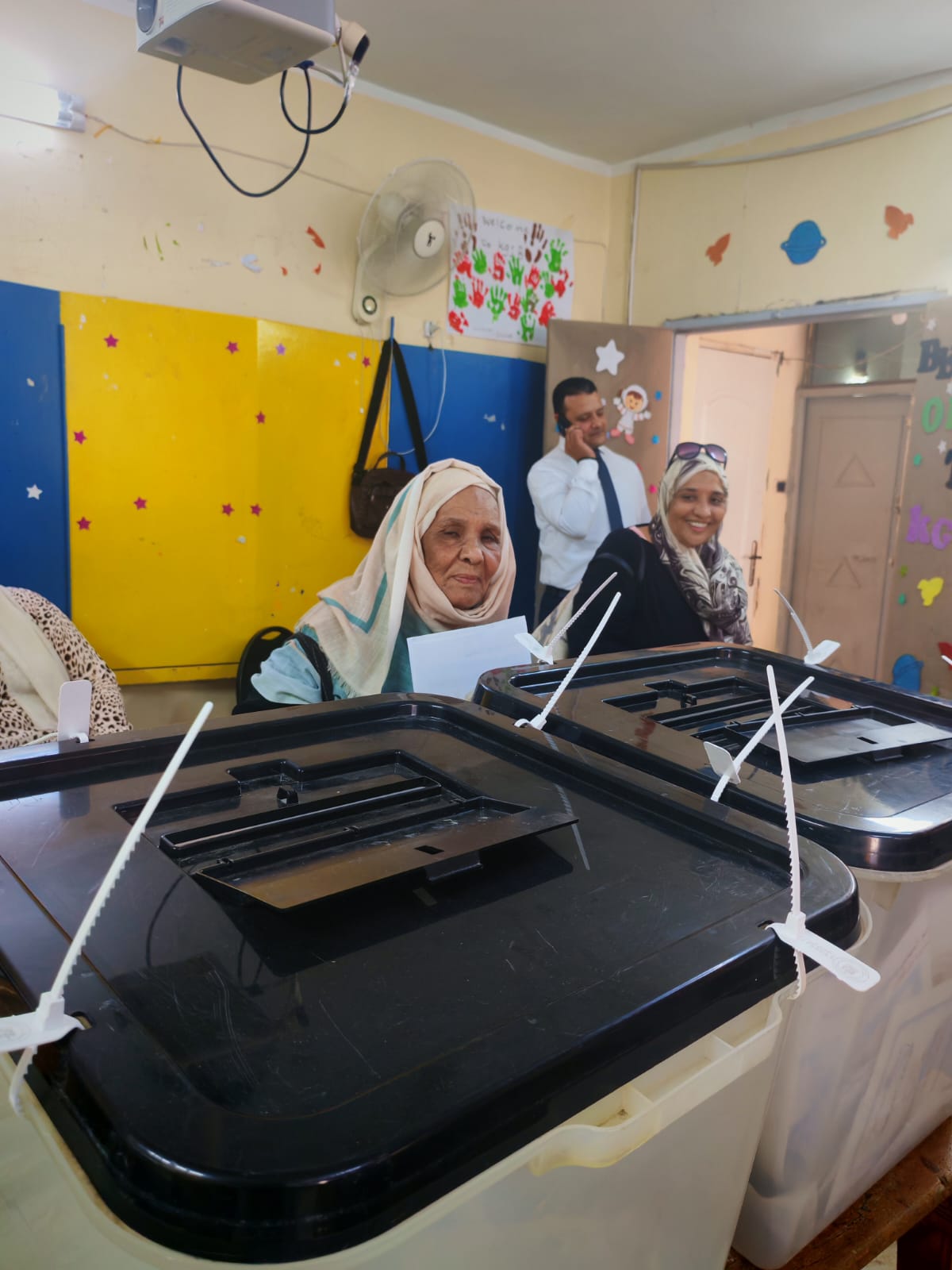 مسنة اثناء التواجد فى لجنة مسنة اثناء التواجد فى لجنة