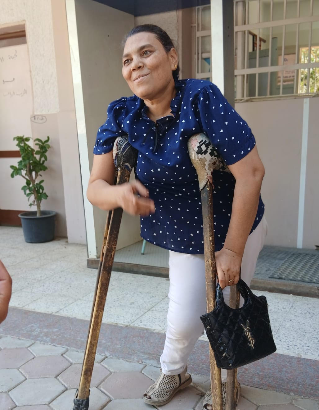 سيدة تتحدى ظروفها الصحية وتدلي بصوتها داخل لجنة بقنا سيدة تتحدى ظروفها الصحية وتدلي بصوتها داخل لجنة بقنا