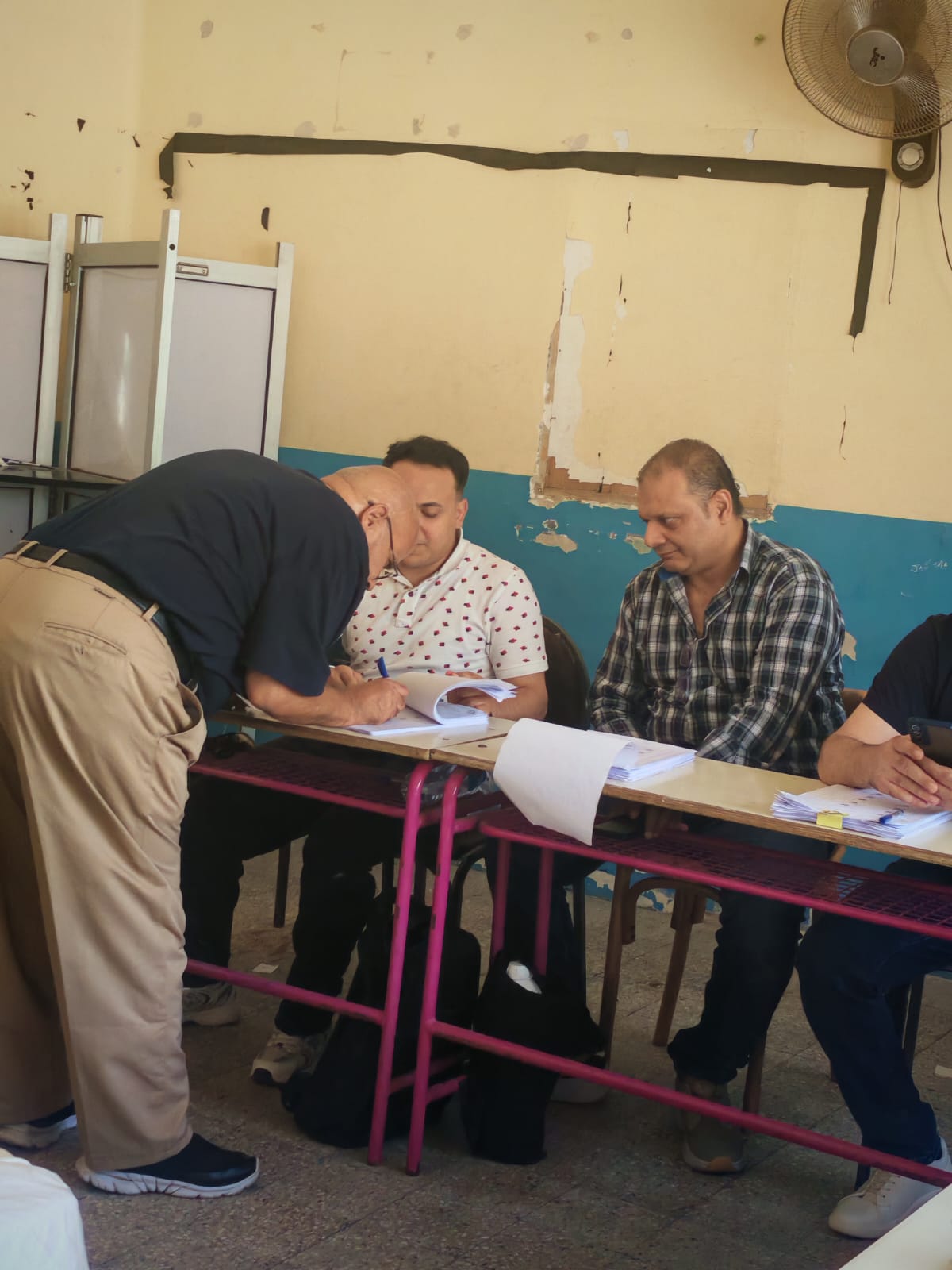 تواجد الناخبين داخل اللجان تواجد الناخبين داخل اللجان