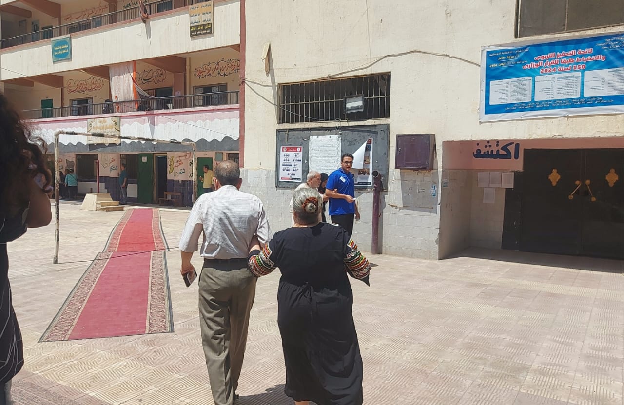 مسنة وزوجها يدلون بأصواتهم مسنة وزوجها يدلون بأصواتهم