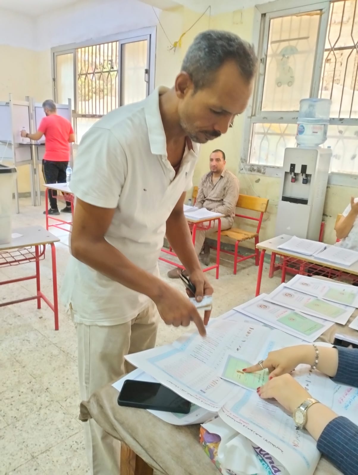 ناخب يشارك في انتخابات الشيوخ بالزيتون