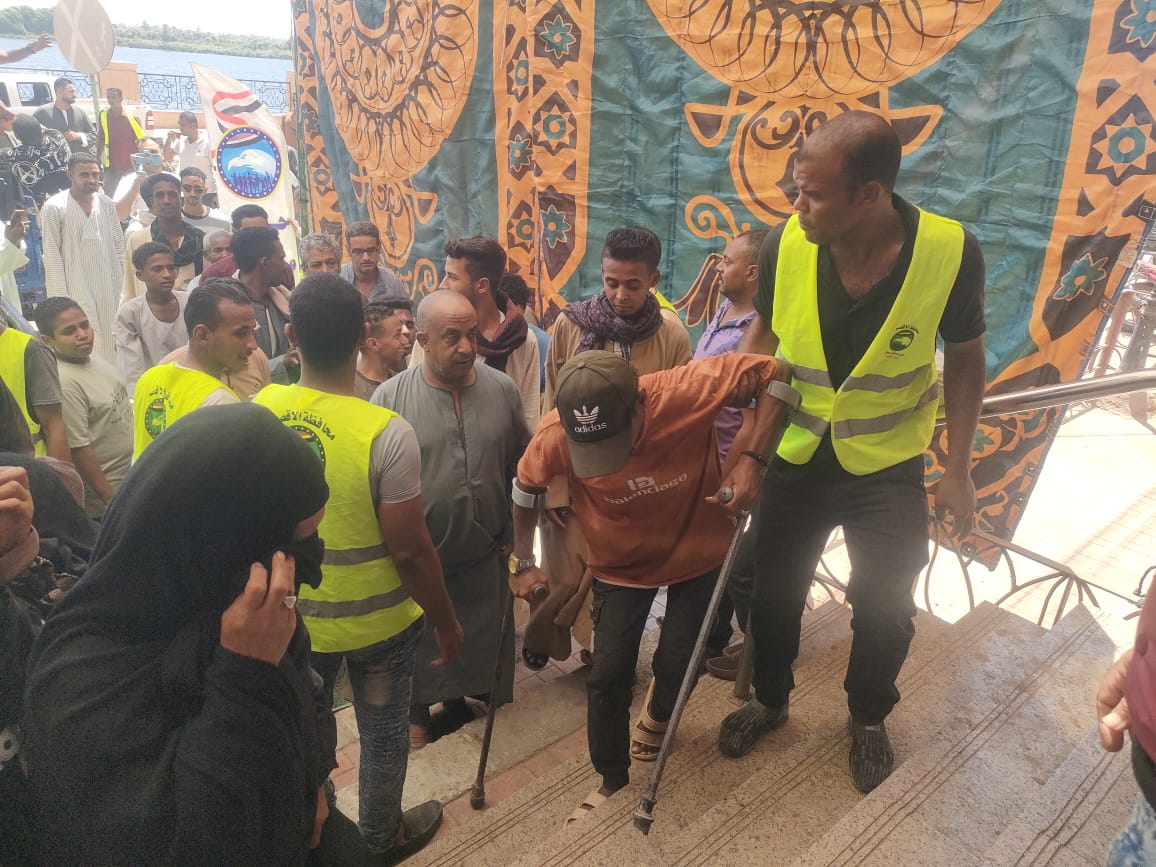 بالعكاز شاب إسناوى يضرب مثالاً في الوطنية بالمشاركة في التصويت بالعكاز شاب إسناوى يضرب مثالاً في الوطنية بالمشاركة في التصويت