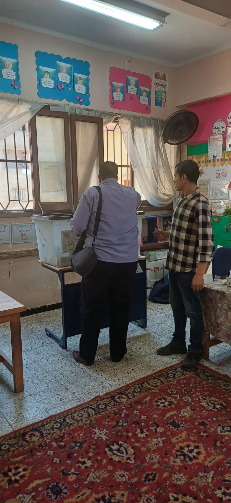 ناخب يدلى بصوته