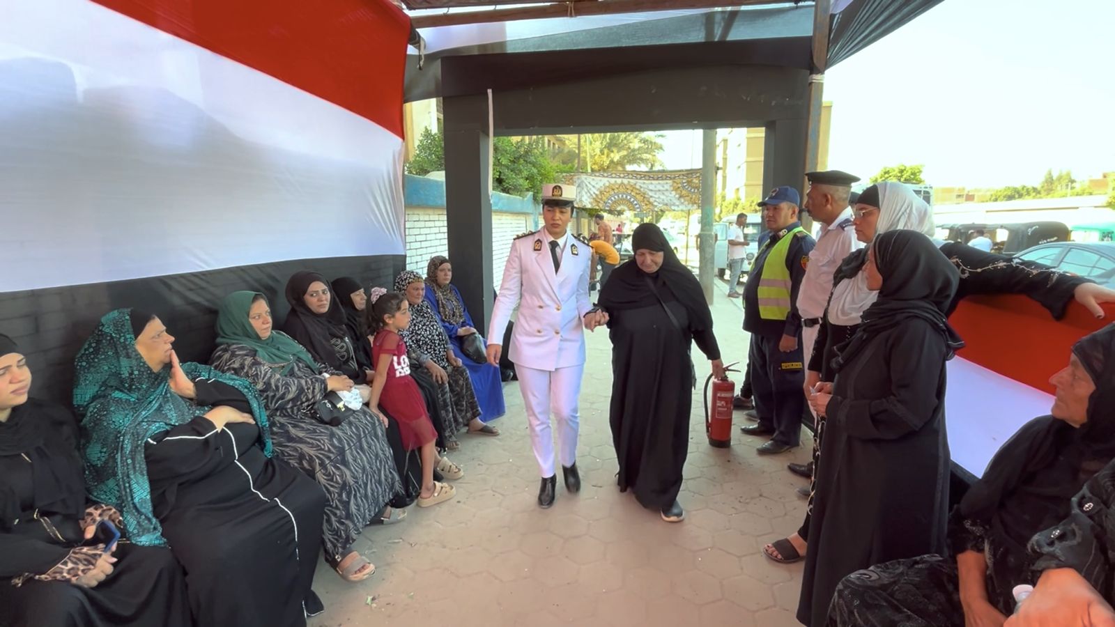 تقديم المساعة لكبار السن من الشرطة تقديم المساعة لكبار السن من الشرطة