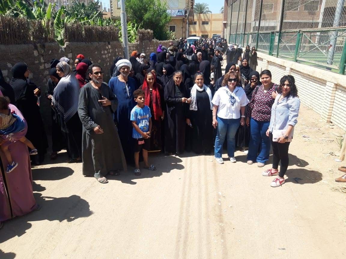 مسيرة لعدد من السيدات تجوب قرية القبلى قامولا لحث المواطنين للمشاركة