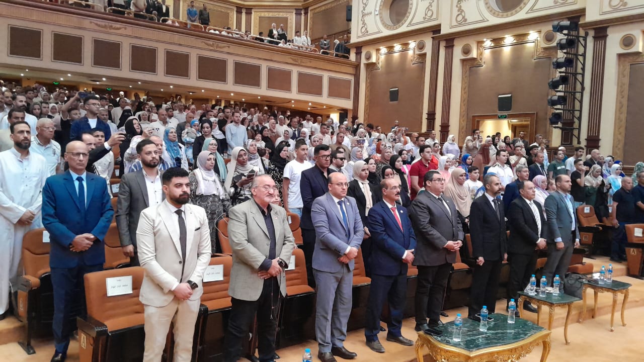 جانب من الحفل وتكريم الخريجيين