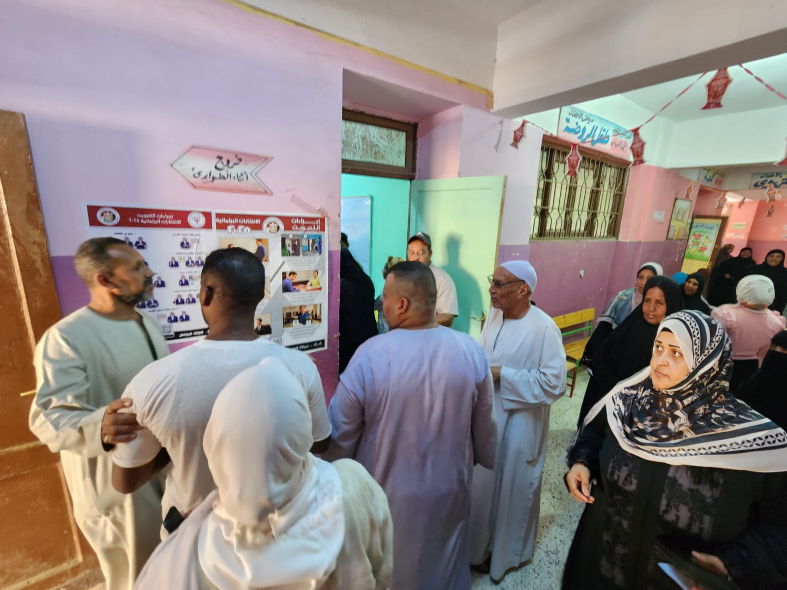 إقبال متزايد من السيدات والشباب بمدينة البياضية على التصويت بالإنتخابات إقبال متزايد من السيدات والشباب بمدينة البياضية على التصويت بالإنتخابات