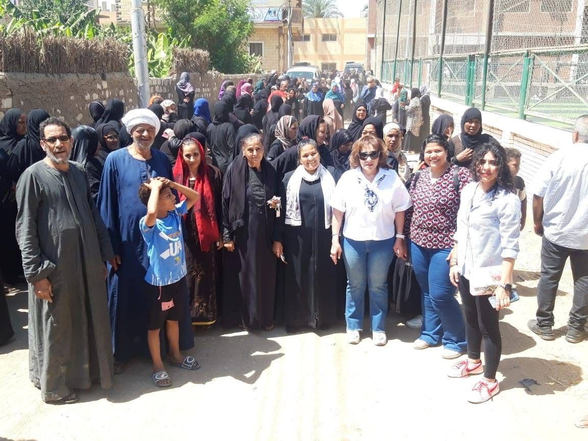 مسيرة لعدد من السيدات تجوب قرية القبلى قامولا