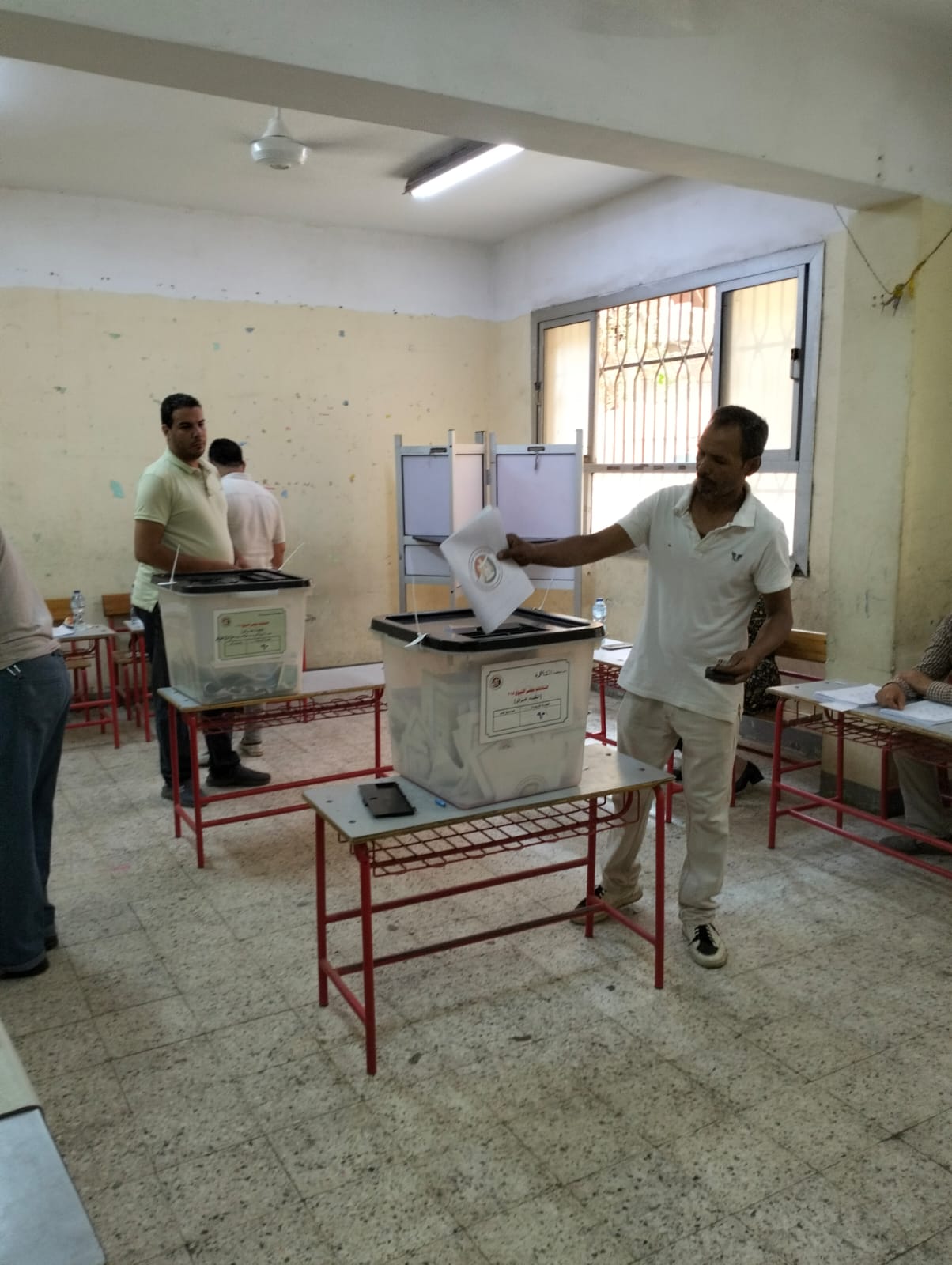 ناخب يدلي بصوته في انتخابات الشيوخ بلجنته في الزيتون