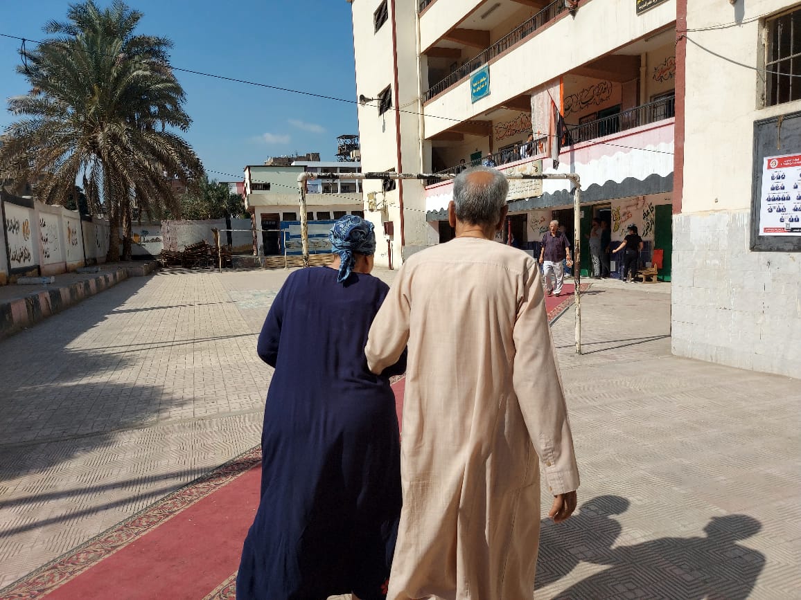 مسنة وزوجها خلال الإدلاء بصوتها