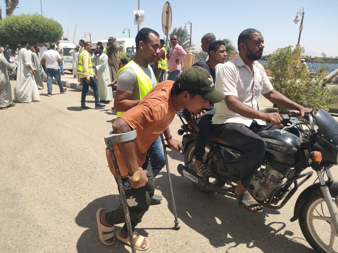 بالعكاز شاب إسناوى يضرب مثالاً في الوطنية بالمشاركة في التصويت بالإنتخابات بالعكاز شاب إسناوى يضرب مثالاً في الوطنية بالمشاركة في التصويت بالإنتخابات
