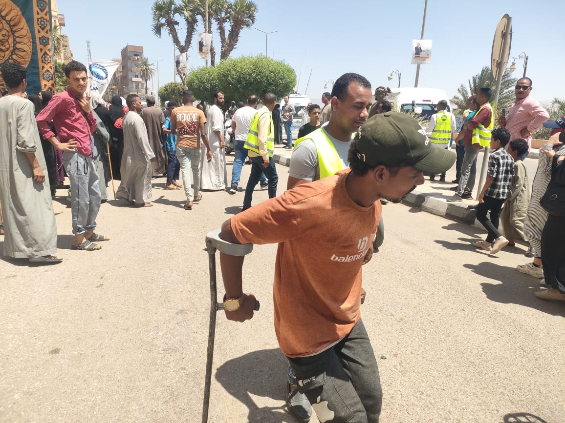 شاب بالعكاز يشارك فى الانتخابات بمدينة اسنا شاب بالعكاز يشارك فى الانتخابات بمدينة اسنا