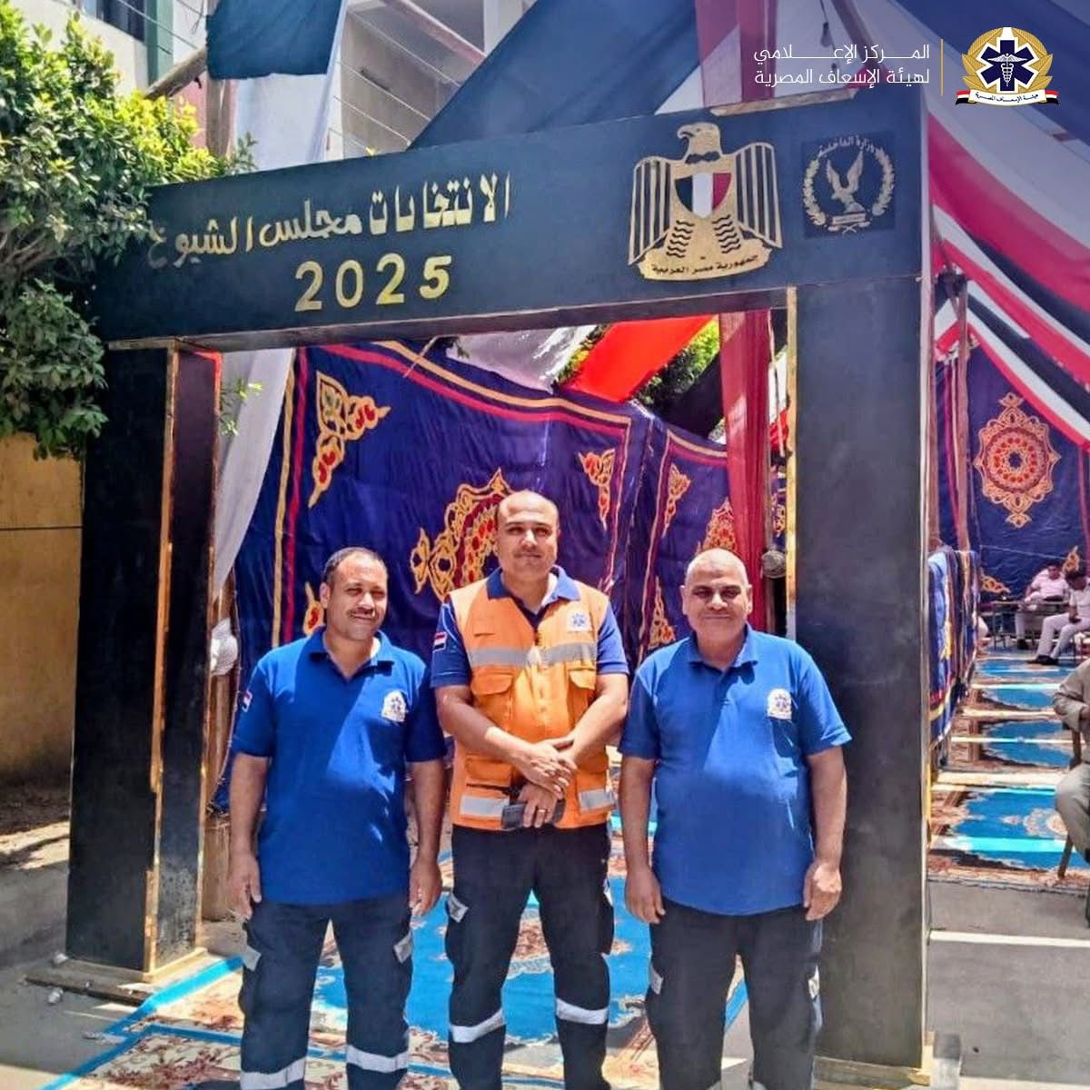 فرق الإسعاف في محيط لجان انتخابات مجلس الشيوخ فرق الإسعاف في محيط لجان انتخابات مجلس الشيوخ