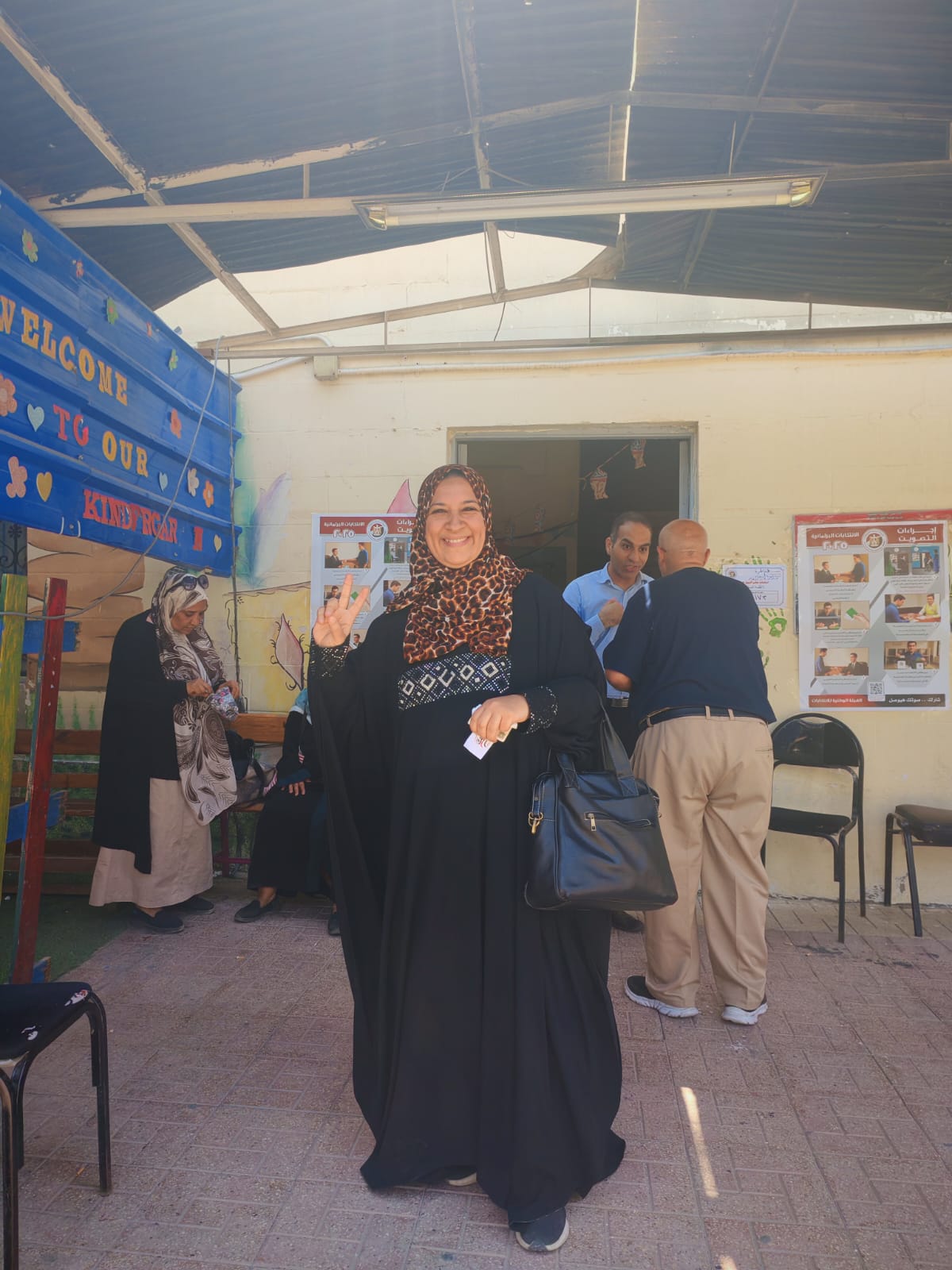 فرحة ناخبة داخل لجنة انتخابية فرحة ناخبة داخل لجنة انتخابية