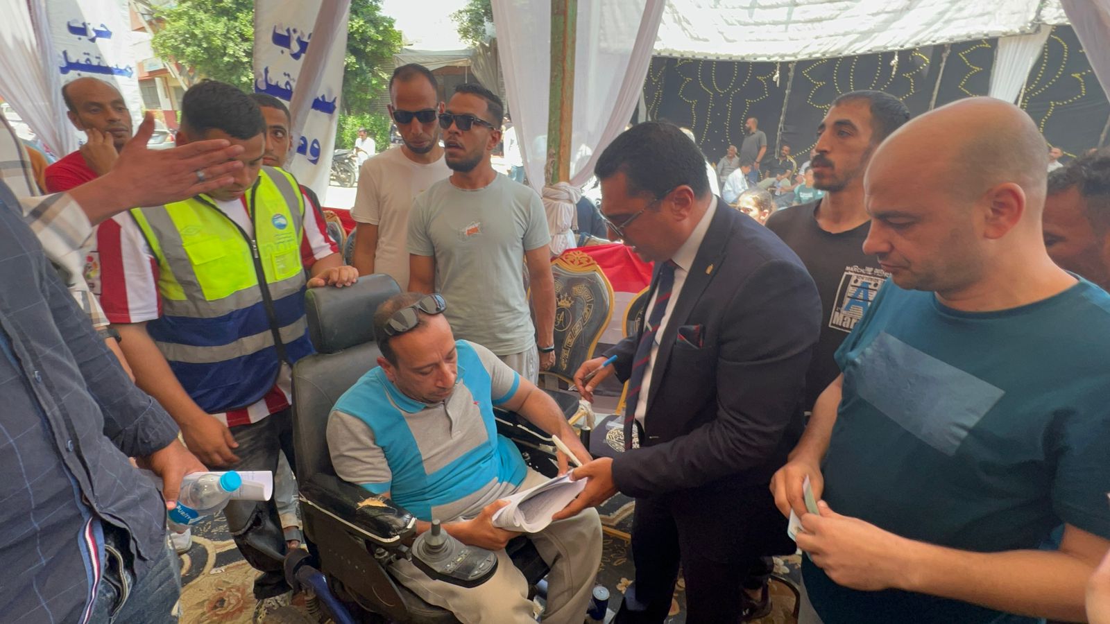 قاضٍ يساعد أحد ذوي الهمم على التصويت في انتخابات الشيوخ (6)