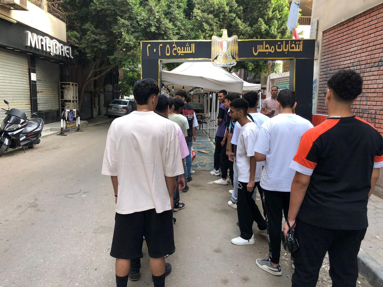 طابور الشباب أمام لجان الانتخابات في الزيتون طابور الشباب أمام لجان الانتخابات في الزيتون
