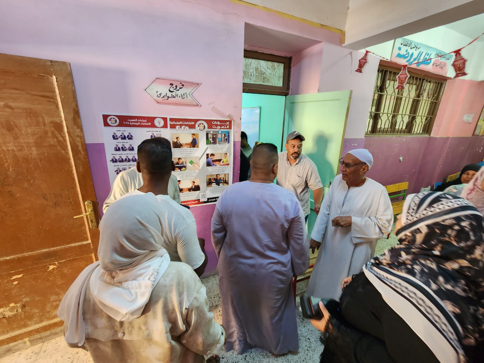 جانب من التوافد الكبير فى لجان البياضية جانب من التوافد الكبير فى لجان البياضية