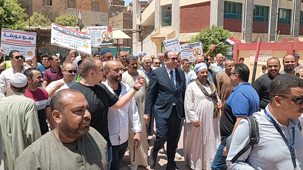 تجمعات كبيرة للاهالى