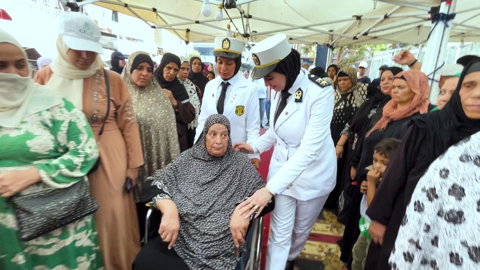 الشرطة تساعد كبار السن أمام اللجان الانتخابية الشرطة تساعد كبار السن أمام اللجان الانتخابية
