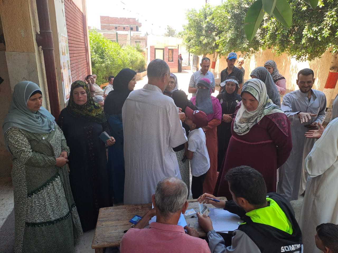 السيدات تقبلن على الإدلاء بأصواتهن