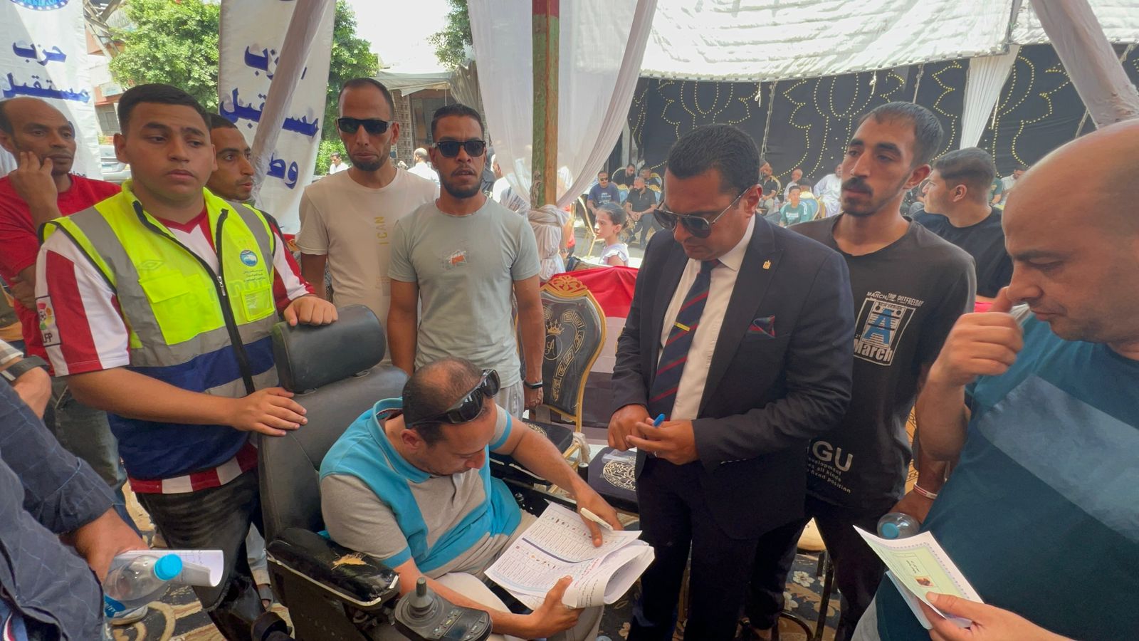 قاضٍ يساعد أحد ذوي الهمم على التصويت في انتخابات الشيوخ (7)