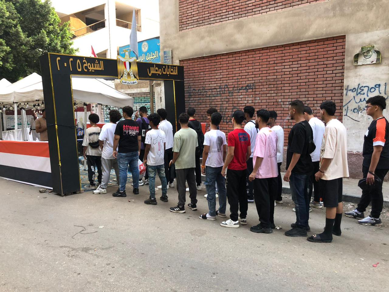 طوابير الشباب فى انتخابات مجلس الشيوخ بالزيتون طوابير الشباب فى انتخابات مجلس الشيوخ بالزيتون