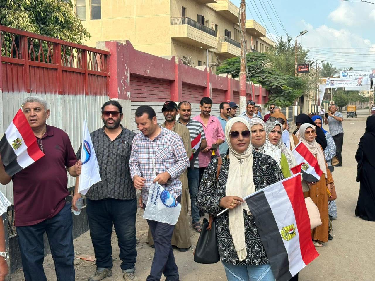 توافد الناخبين أمام اللجان (2)
